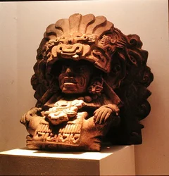Pitao Cozobin muotoinen uurna, runsaan ravinnon jumala, Zapotec-kulttuurista, 100-600